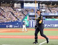 　２回、佐藤輝は三飛に倒れベンチに戻る（撮影・山口登）