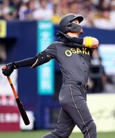 　４回、右越えに先制ソロを放つ佐藤輝（撮影・山口登）