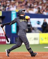 　４回、右越えに先制ソロを放つ佐藤輝（撮影・山口登）