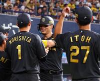 　４回、先制ソロを放った佐藤輝はナインの出迎えに笑顔を見せる（撮影・山口登）