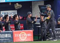 　４回、先制ソロを放った佐藤輝（右）を迎えてタッチを交わす藤川監督（撮影・立川洋一郎）