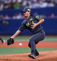 　７回、伊藤将は長岡を投ゴロに打ち取る（撮影・山口登）