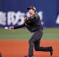 　９回、中野はオスナの打球を本塁に送球するも生還を許す（撮影・山口登）