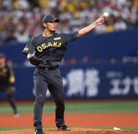 　７回、伊藤将は一塁にけん制し、一走・村上スタートさせアウトにする（撮影・山口登）