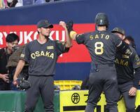 　４回、先制ソロを放った佐藤輝を迎える伊藤将（左）＝撮影・北村雅宏