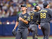 　９回、降板する伊藤将（撮影・山口登）