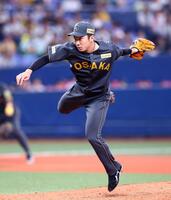 　１０回、力投する石井（撮影・山口登）