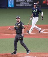 　９回、山田を遊直に打ち取って拳を握るハートウィグ（撮影・立川洋一郎）