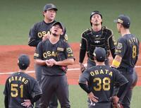 　９回、途中降板に悔しがる伊藤将（中央左）＝撮影・立川洋一郎