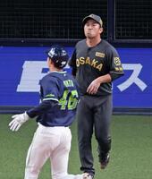 　１２回、代打・増田に２点適時打を打たれて勝ち越され唇をかむ桐敷（撮影・立川洋一郎）