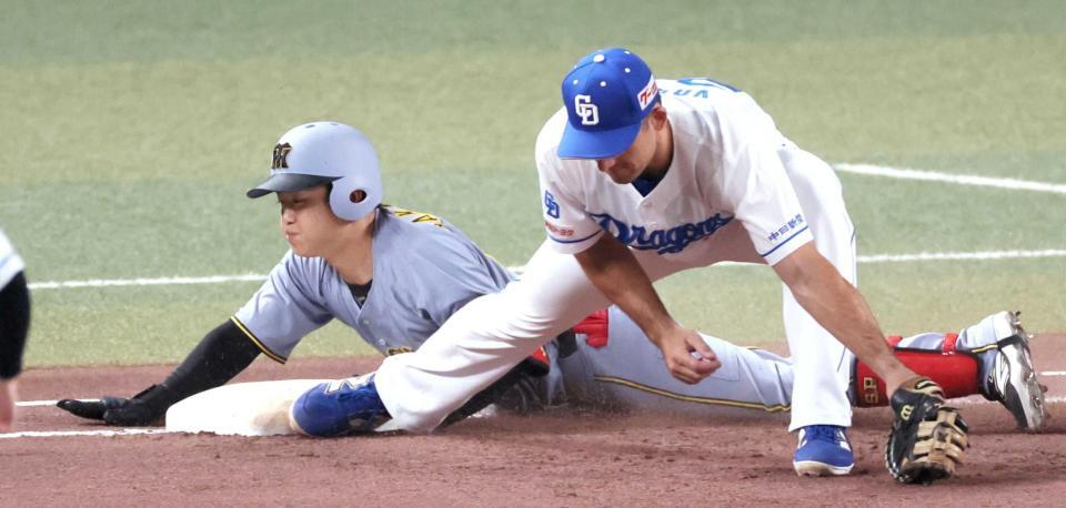 　６回、ヘッドスライディングで一塁へ飛び込む中川（撮影・立川洋一郎）
