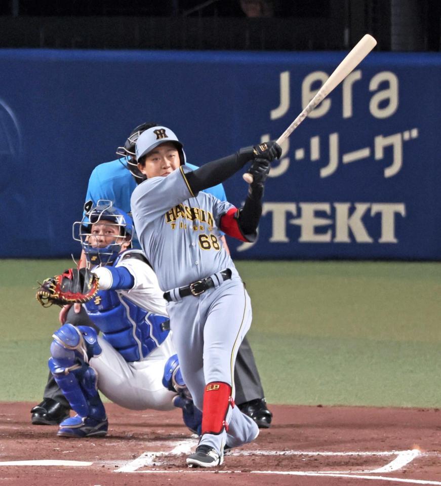 　２回、左翼スタンドへソロを放つ中川（撮影・立川洋一郎）