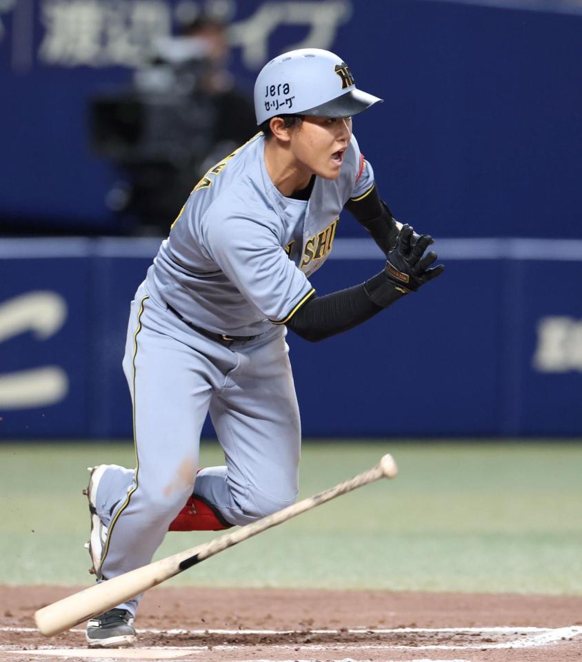 　９回、右前打を放つ中川（撮影・北村雅宏）