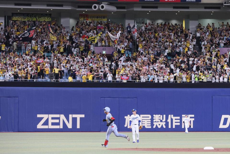 　２回、同点ソロを放ちダイヤモンドを回る中川（撮影・北村雅宏）