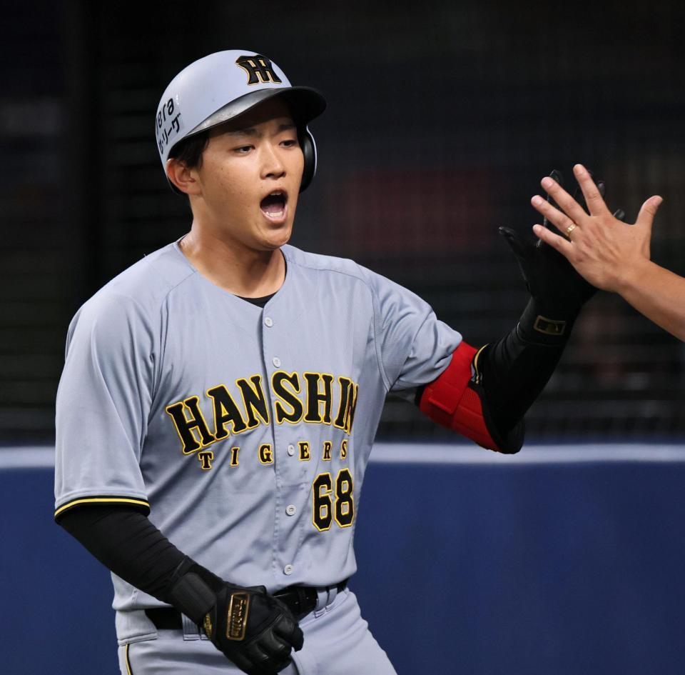 ２回、ソロを放った中川はナインに迎えられる（撮影・田中太一）