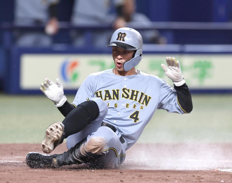 　３回、中野の適時打で生還する熊谷（撮影・北村雅宏）