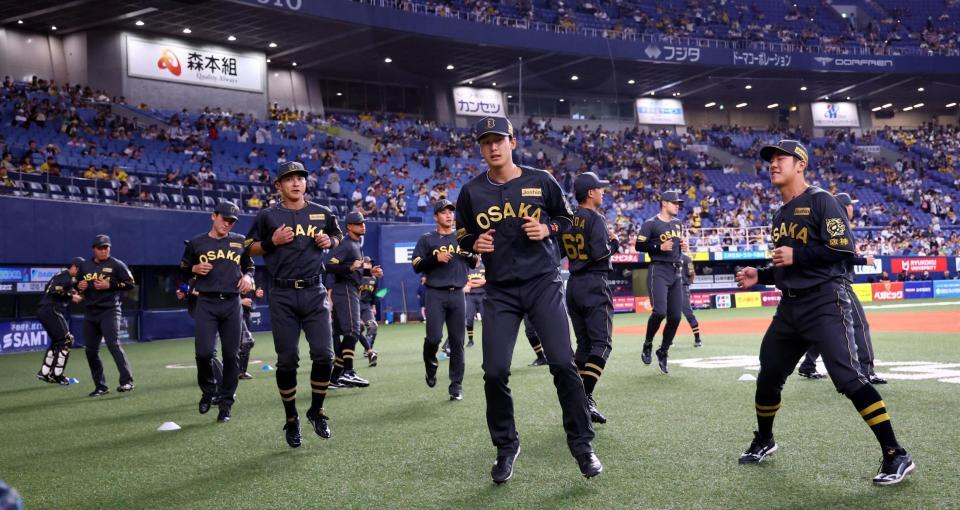 　試合前、アップする阪神ナイン（撮影・山口登）