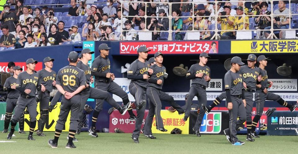　ベンチ前でウオーミングアップする阪神ナイン（撮影・北村雅宏）