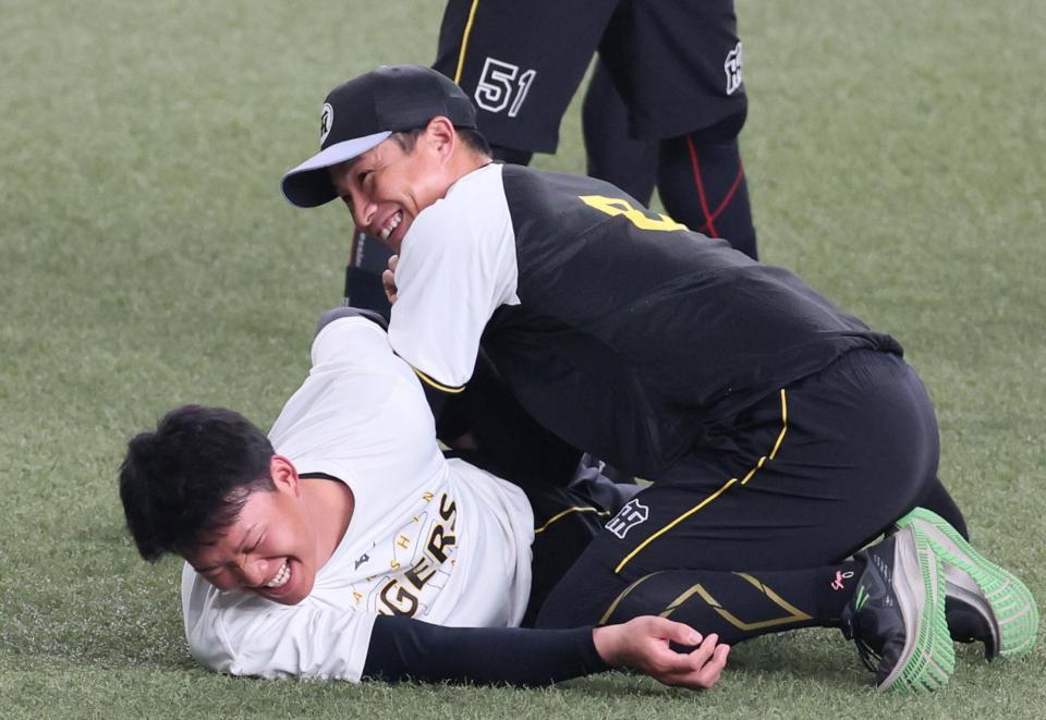 　木浪（右）の“攻撃”に耐える森下（撮影・立川洋一郎）