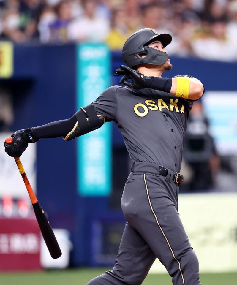 　４回、右越えに先制ソロを放つ佐藤輝（撮影・山口登）