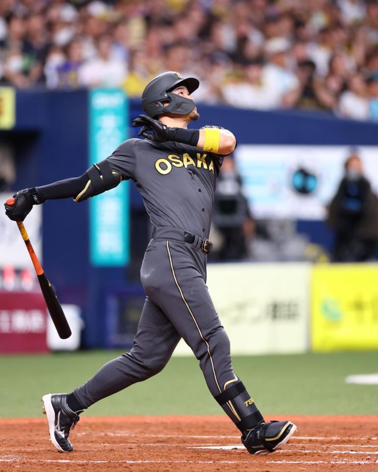 　４回、右越えに先制ソロを放つ佐藤輝（撮影・山口登）