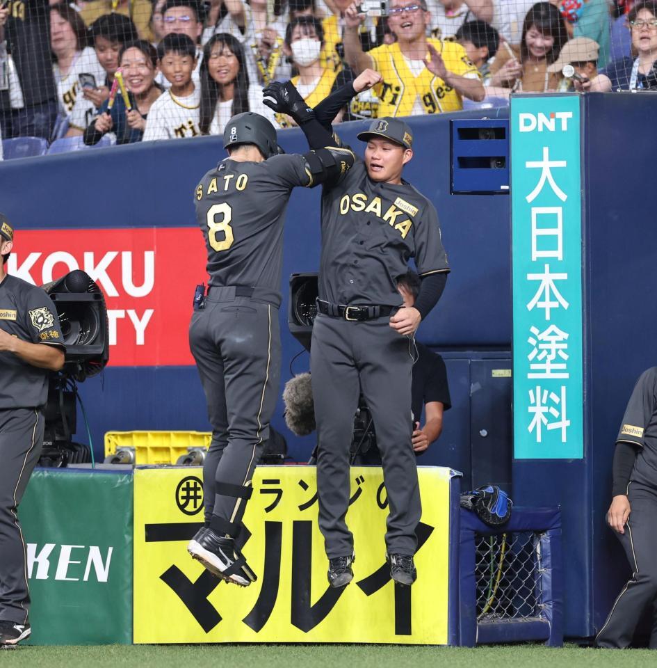 　４回、先制ソロを放った佐藤輝とタッチを交わす森下（右）＝撮影・北村雅宏