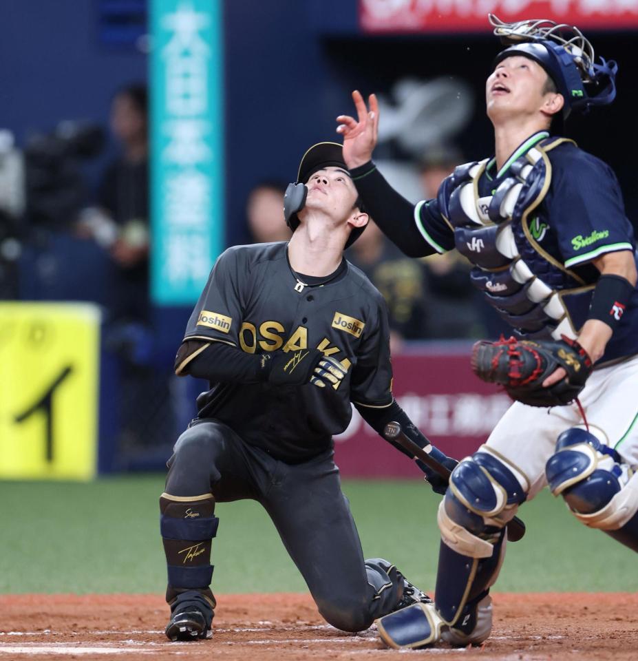 　１１回、中野はバントを打ち上げアウトになる（撮影・北村雅宏）