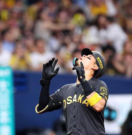 　４回、先制ソロを放ち、天を仰ぎながら生還する佐藤輝（撮影・山口登）