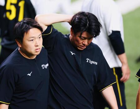 【写真】危ない！ボール直撃　頭を押さえて座り込む長坂　脳しんとうで登録抹消