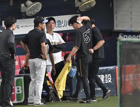 　ベンチに下がる長坂（５７）を心配そうに見つめる藤川監督