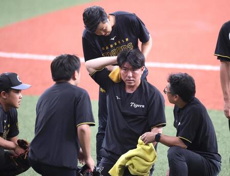 　練習中のボールが長坂（中央）の頭部に当たり、心配するチームスタッフら（撮影・北村雅宏）