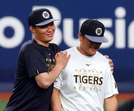 【写真】阪神　森下翔太が後輩外野手の昇格に笑み　練習中に笑顔で後ろから抱きつく