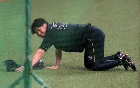 　後頭部に送球が当たりグラウンドに倒れ込む長坂（撮影・山口登）