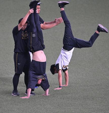 　倒立する森下（左）＝撮影・飯室逸平