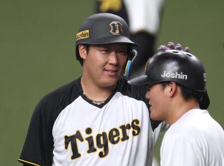 　前川のヘルメットに手をやる大山（左）＝撮影・北村雅宏