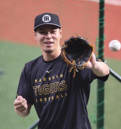 　練習中に笑顔を見せる佐藤輝（撮影・北村雅宏）