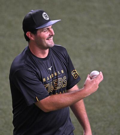 　笑顔でキャッチボールするハートウィグ（撮影・飯室逸平）