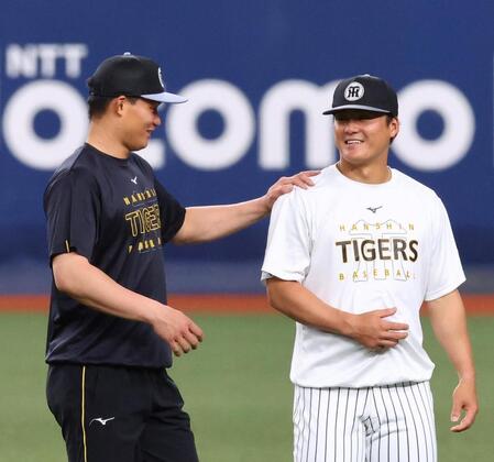 　森下から（左）から声をかけられる前川（撮影・山口登）