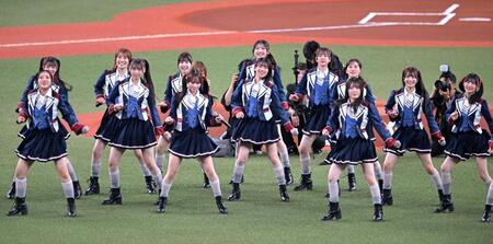 　球場を盛り上げるＭＮＢ４８（撮影・飯室逸平）