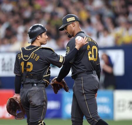 　４回、山田に同点犠飛を浴びたデュプランティエ（右）と坂本のバッテリー（撮影・北村雅宏）