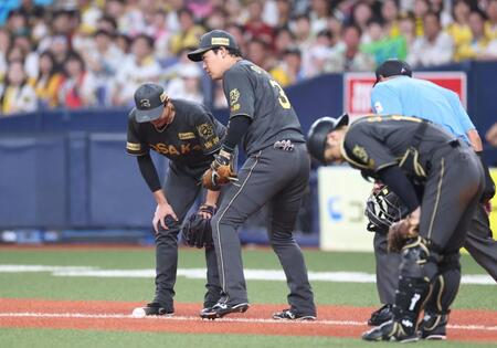 【写真】夏休みだけに観察中? 並んでバントのボールを見つめる大山と湯浅