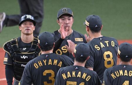 　最後を締め、勝利を喜ぶ石井（中央）ら阪神ナイン（撮影・飯室逸平）