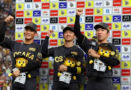 　お立ち台でポーズを決める（左から）木浪、近本、石井（撮影・山口登）