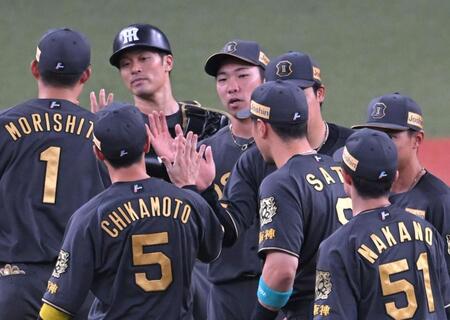 　勝利のハイタッチを交わす石井（中央）ら阪神ナイン（撮影・飯室逸平）