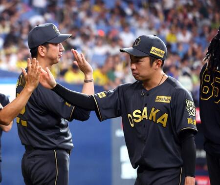 　３８試合連続無失点のセ・リーグ記録に並びナインとタッチする石井。左は藤川監督（撮影・山口登）