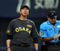 　１２回、投手交代を告げる藤川監督（撮影・山口登）