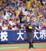 　４回、右越えに先制ソロを放ちベースを回る佐藤輝（撮影・山口登）