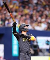 　４回、右越えに先制ソロを放つ佐藤輝（撮影・山口登）