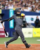 　４回、右越えに先制の３０号ソロを放つ佐藤輝（撮影・山口登）