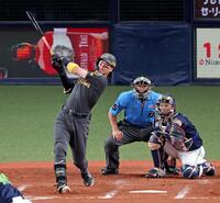 　４回、右翼スタンドへ先制ソロを放つ佐藤輝（撮影・立川洋一郎）